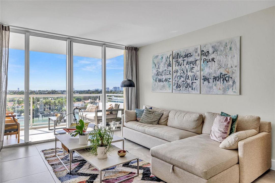 Recientemente alquilado: $4,950 (2 camas, 2 baños, 1270 Pies cuadrados)