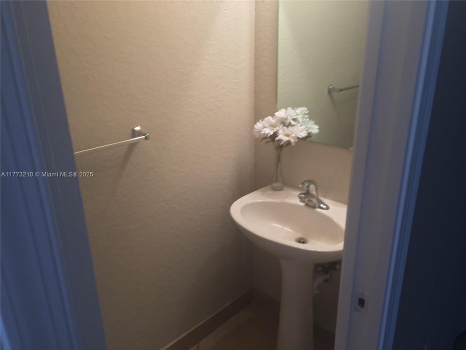 Recientemente alquilado: $2,600 (3 camas, 2 baños, 1419 Pies cuadrados)