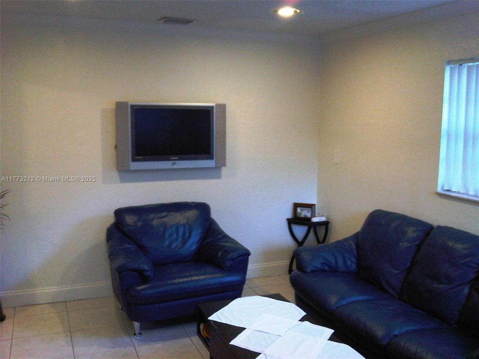 Recently Rented: $2,800 (2 beds, 1 baths, 1690 Square Feet)