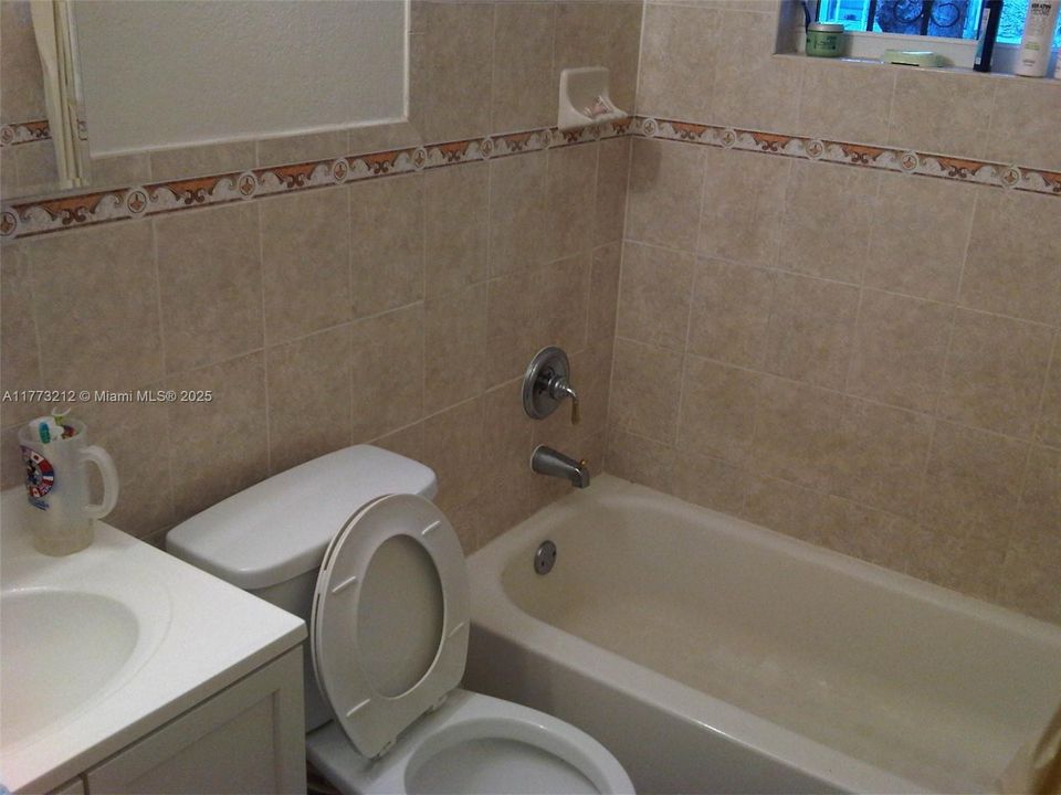 Recently Rented: $2,800 (2 beds, 1 baths, 1690 Square Feet)