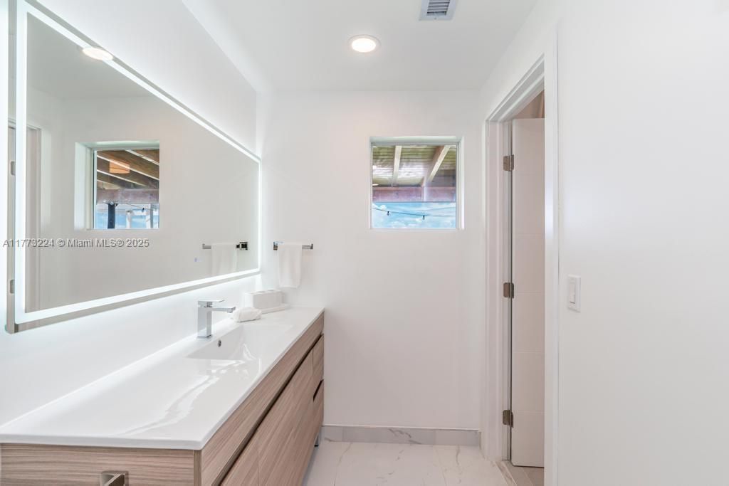 Vendido Recientemente: $3,950,000 (4 camas, 4 baños, 2278 Pies cuadrados)