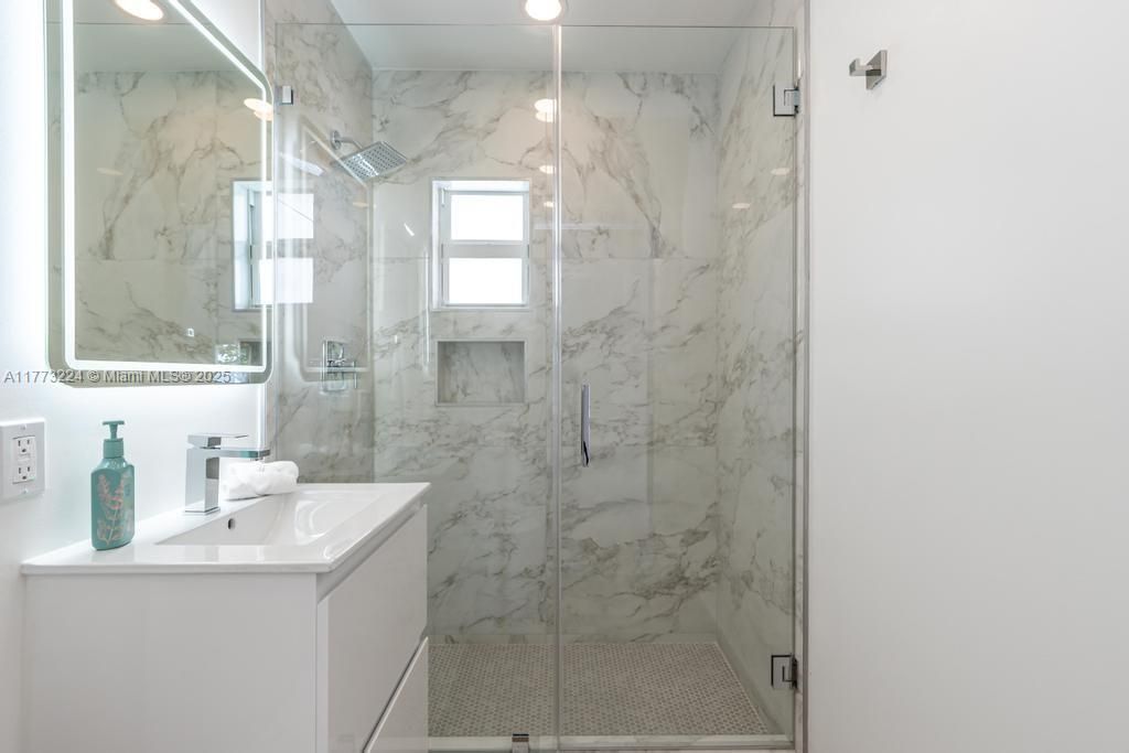 Vendido Recientemente: $3,950,000 (4 camas, 4 baños, 2278 Pies cuadrados)