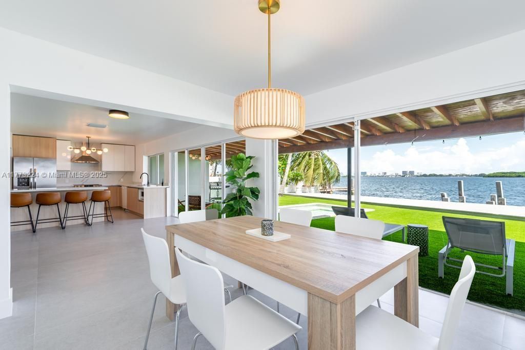 Vendido Recientemente: $3,950,000 (4 camas, 4 baños, 2278 Pies cuadrados)