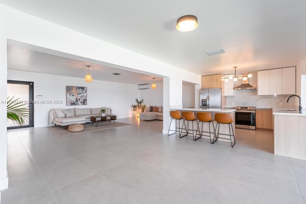 Vendido Recientemente: $3,950,000 (4 camas, 4 baños, 2278 Pies cuadrados)