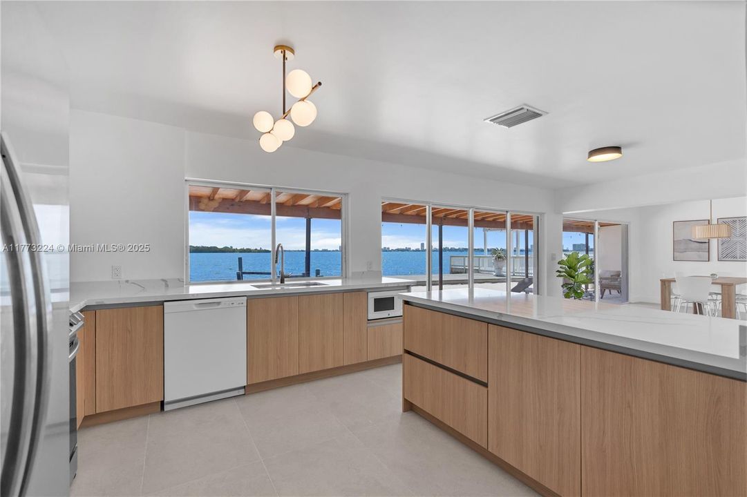 Vendido Recientemente: $3,950,000 (4 camas, 4 baños, 2278 Pies cuadrados)