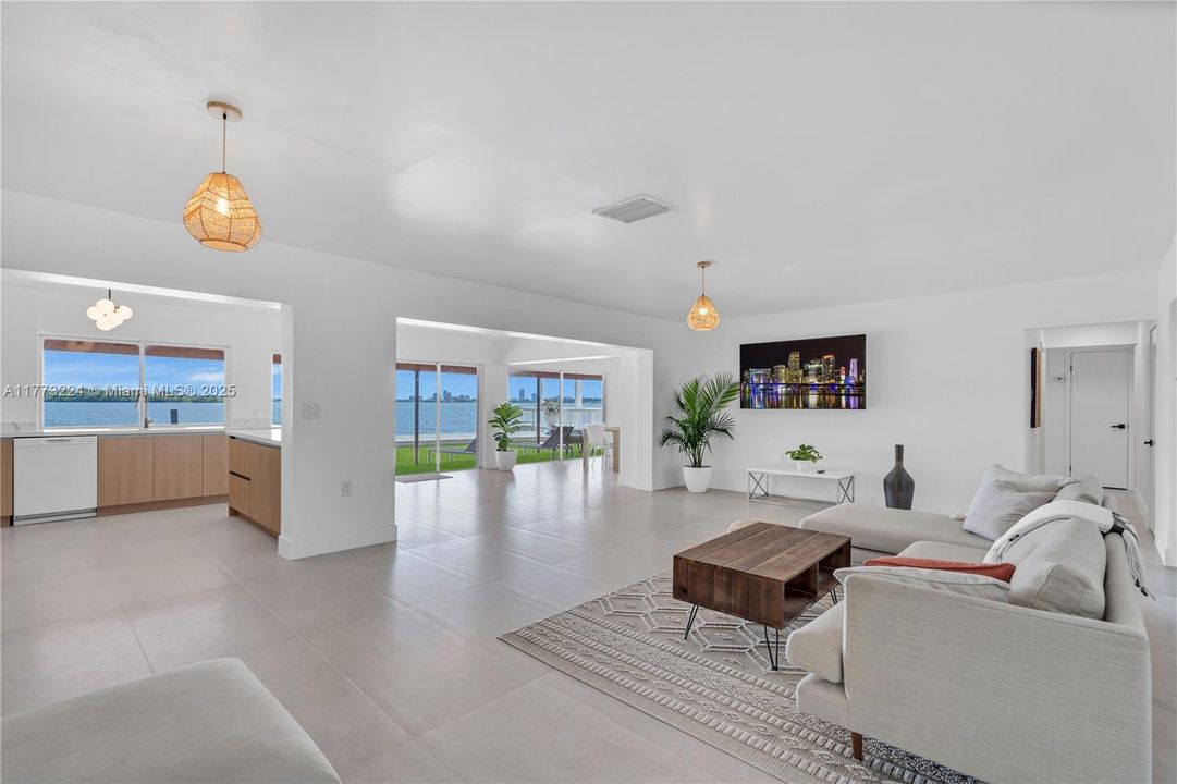 Vendido Recientemente: $3,950,000 (4 camas, 4 baños, 2278 Pies cuadrados)