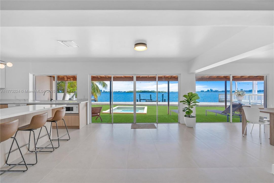 Vendido Recientemente: $3,950,000 (4 camas, 4 baños, 2278 Pies cuadrados)