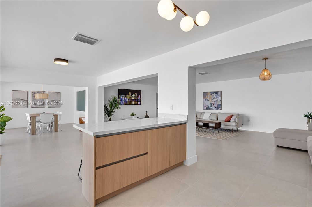 Vendido Recientemente: $3,950,000 (4 camas, 4 baños, 2278 Pies cuadrados)