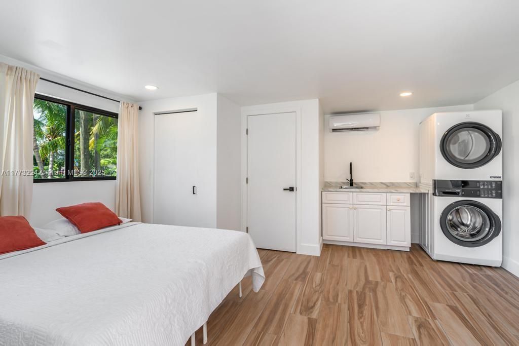 Vendido Recientemente: $3,950,000 (4 camas, 4 baños, 2278 Pies cuadrados)