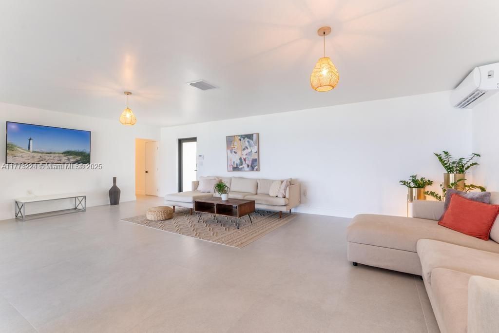 Vendido Recientemente: $3,950,000 (4 camas, 4 baños, 2278 Pies cuadrados)