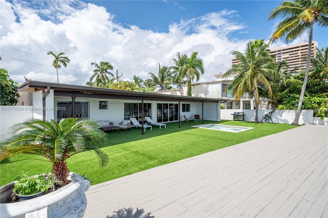 Vendido Recientemente: $3,950,000 (4 camas, 4 baños, 2278 Pies cuadrados)