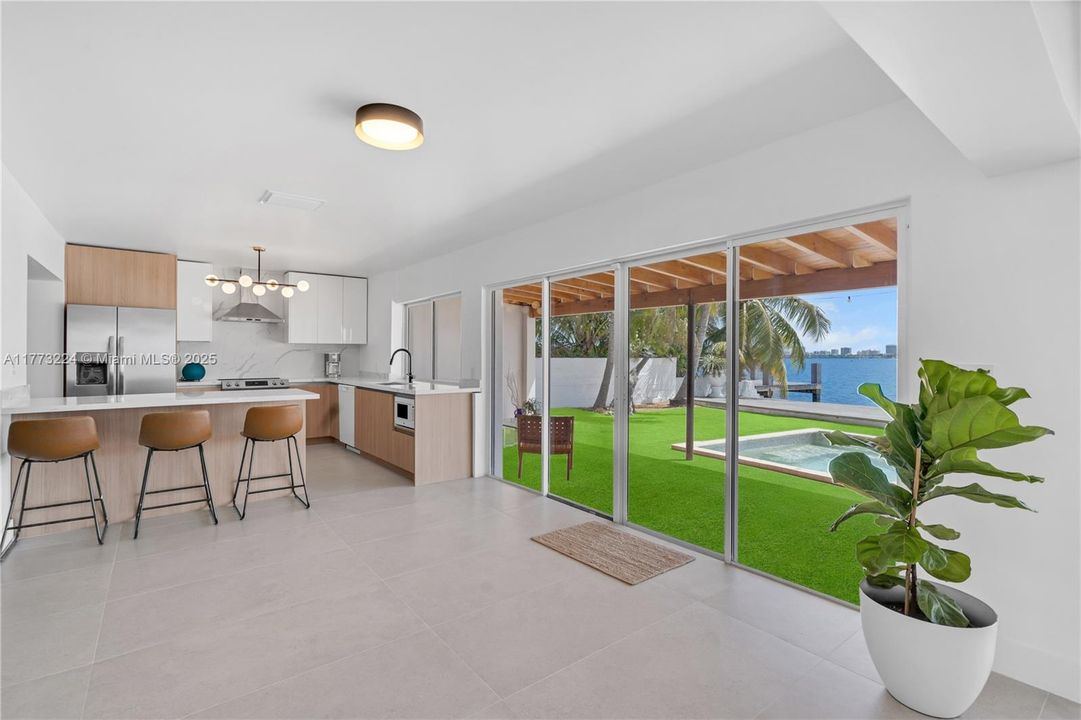 Vendido Recientemente: $3,950,000 (4 camas, 4 baños, 2278 Pies cuadrados)