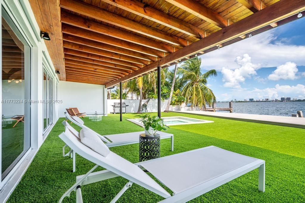 Vendido Recientemente: $3,950,000 (4 camas, 4 baños, 2278 Pies cuadrados)
