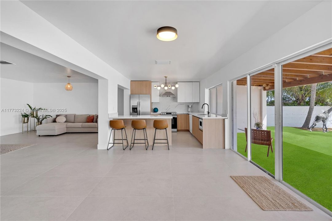 Vendido Recientemente: $3,950,000 (4 camas, 4 baños, 2278 Pies cuadrados)