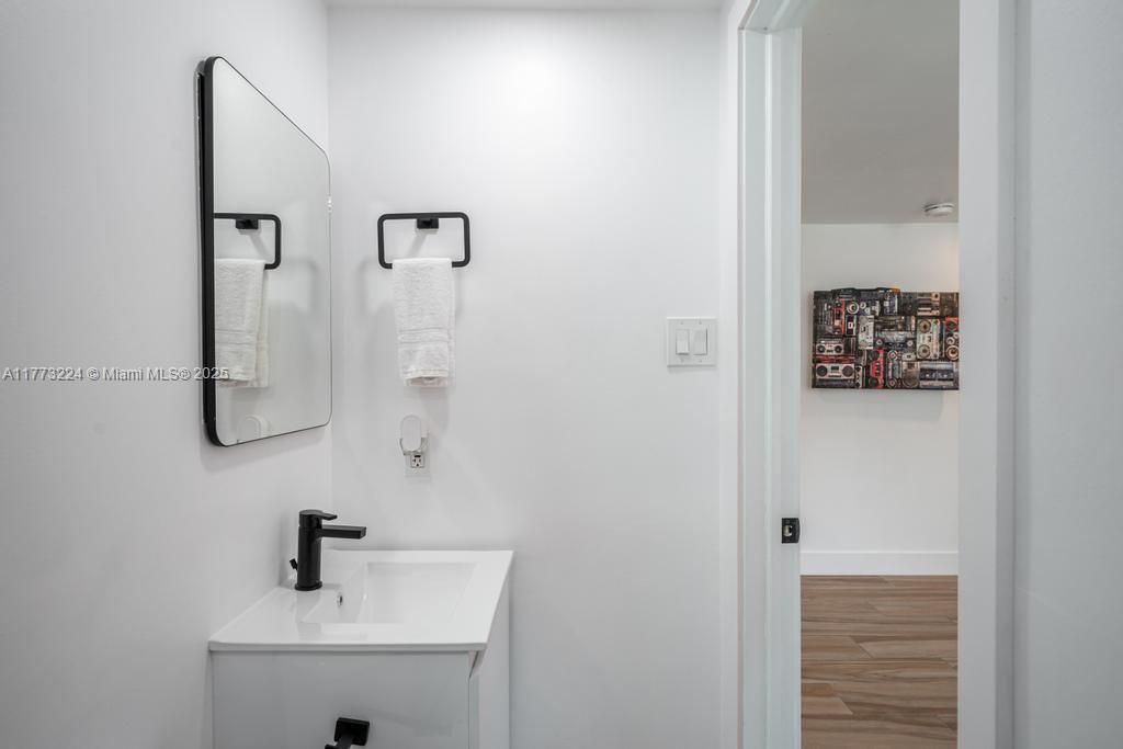 Vendido Recientemente: $3,950,000 (4 camas, 4 baños, 2278 Pies cuadrados)