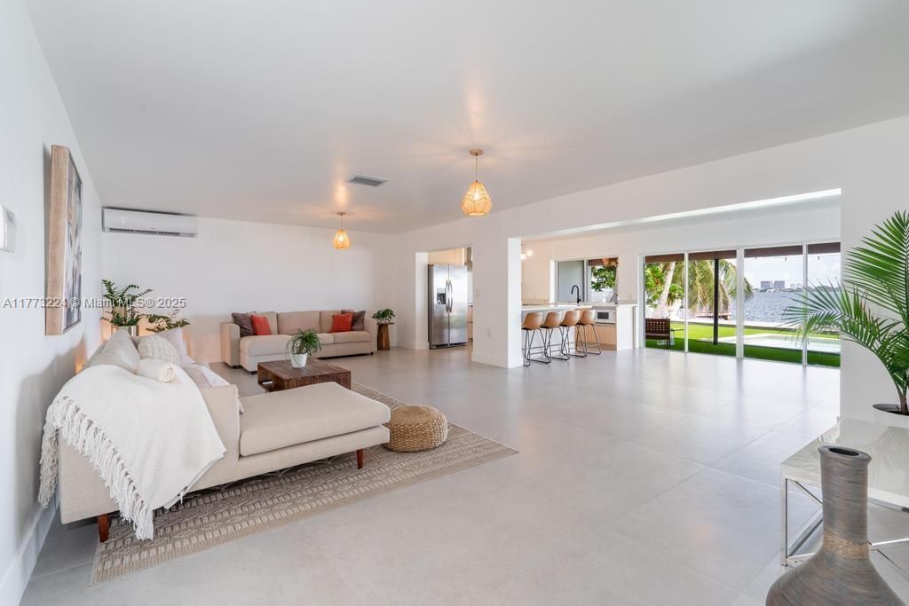 Vendido Recientemente: $3,950,000 (4 camas, 4 baños, 2278 Pies cuadrados)