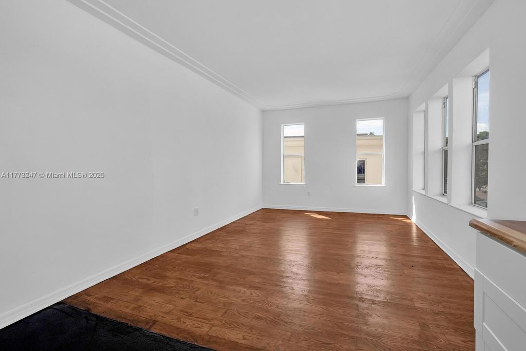 待售: $425,000 (2 贝兹, 2 浴室, 930 平方英尺)