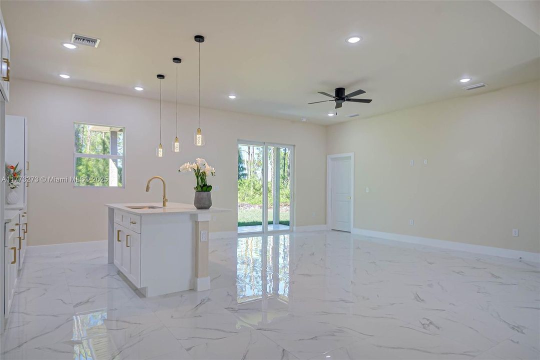 For Sale: $305,000 (4 beds, 2 baths, 1639 Square Feet)