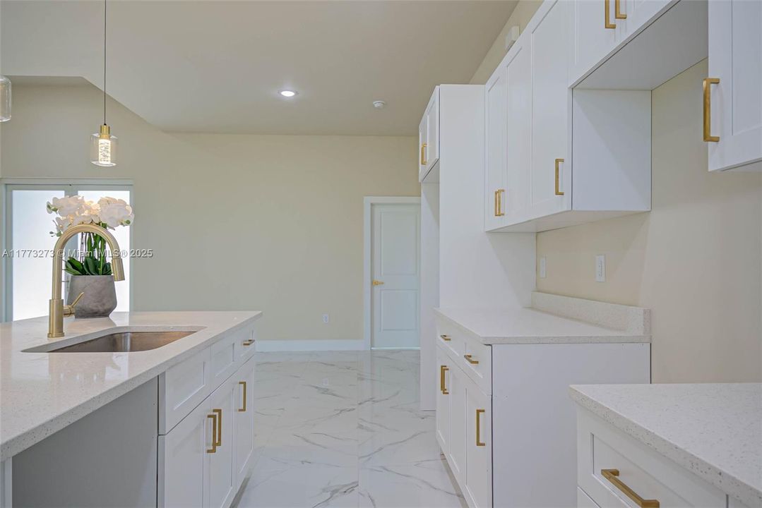 For Sale: $305,000 (4 beds, 2 baths, 1639 Square Feet)