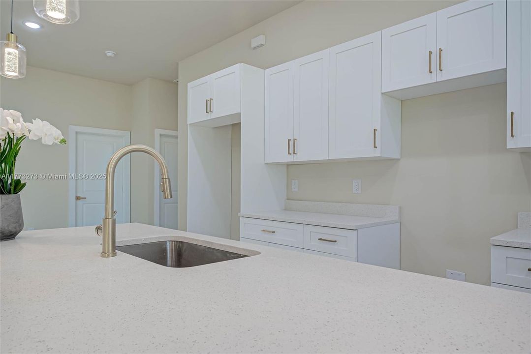 For Sale: $305,000 (4 beds, 2 baths, 1639 Square Feet)