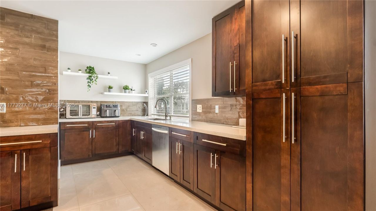 Vendido Recientemente: $589,333 (3 camas, 2 baños, 1318 Pies cuadrados)