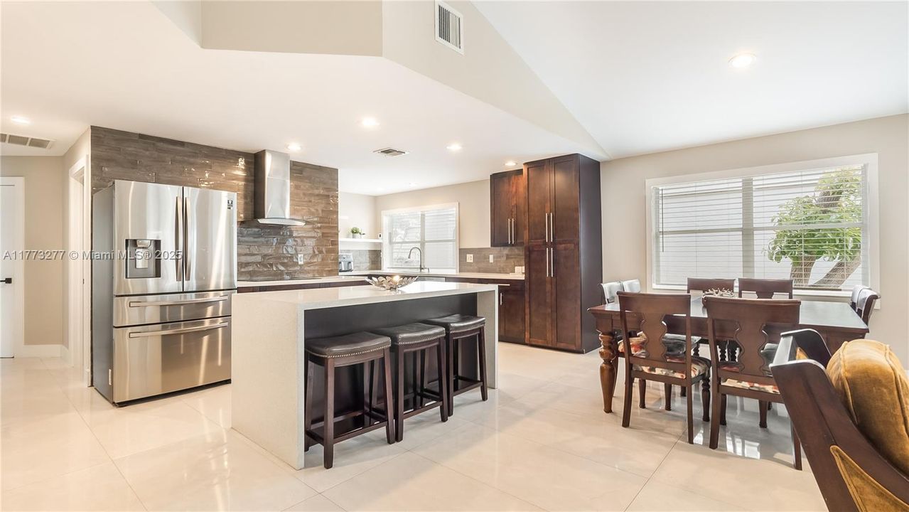 Vendido Recientemente: $589,333 (3 camas, 2 baños, 1318 Pies cuadrados)