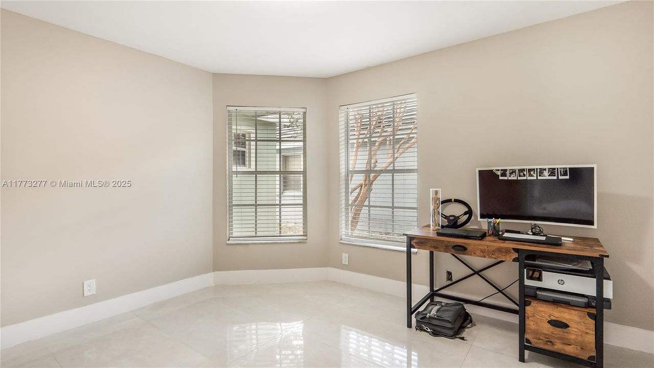 Vendido Recientemente: $589,333 (3 camas, 2 baños, 1318 Pies cuadrados)