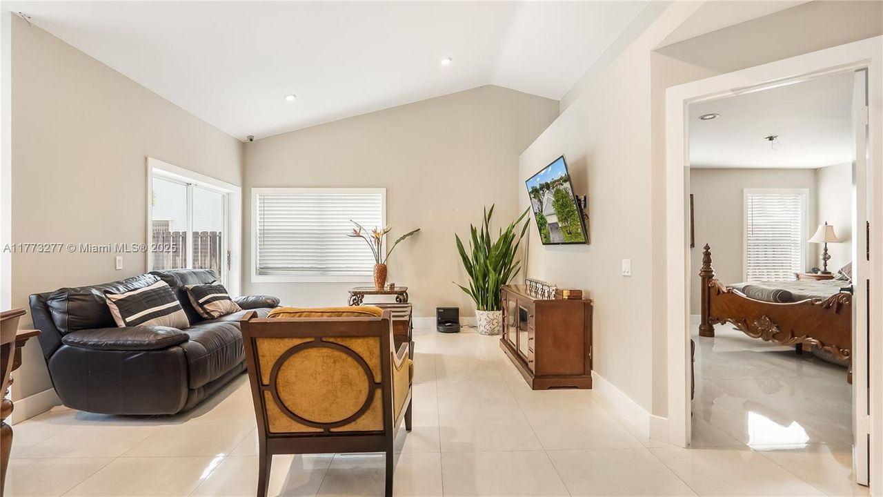 Vendido Recientemente: $589,333 (3 camas, 2 baños, 1318 Pies cuadrados)