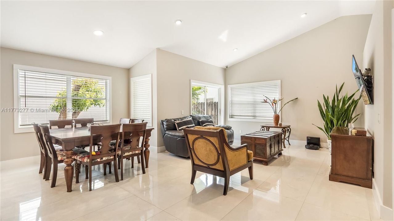 Vendido Recientemente: $589,333 (3 camas, 2 baños, 1318 Pies cuadrados)