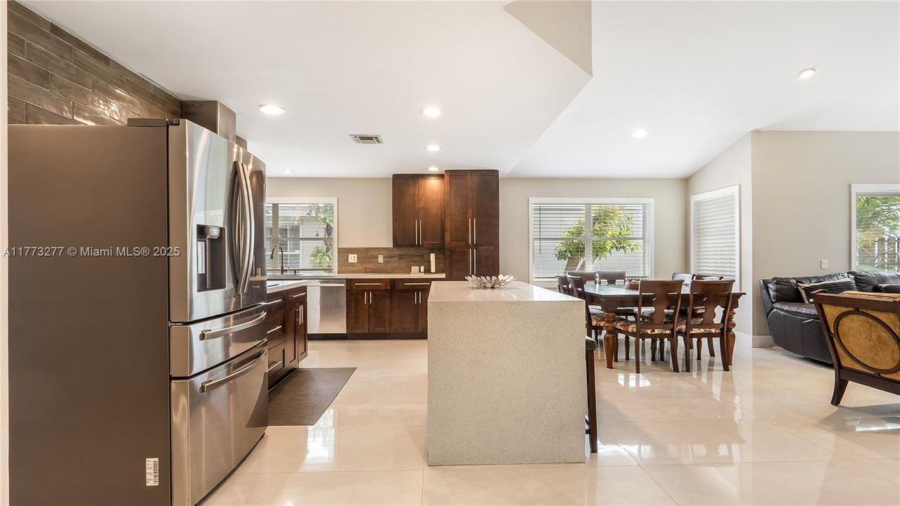 Vendido Recientemente: $589,333 (3 camas, 2 baños, 1318 Pies cuadrados)