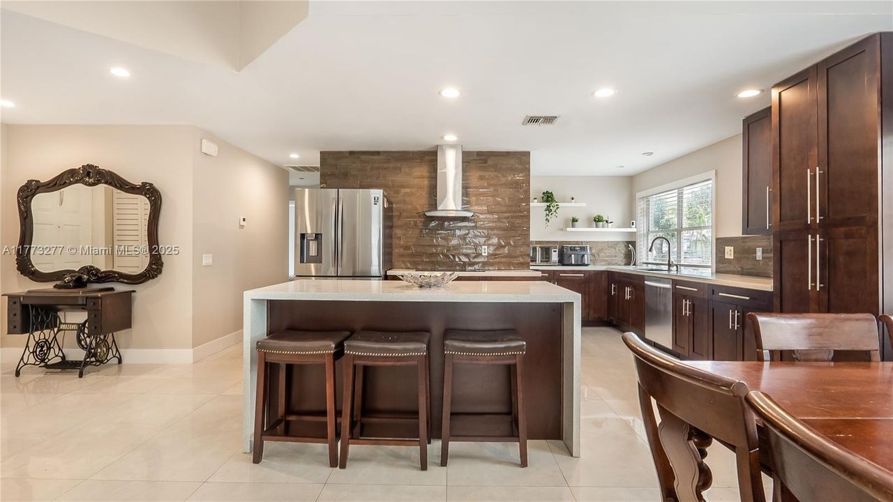 Vendido Recientemente: $589,333 (3 camas, 2 baños, 1318 Pies cuadrados)