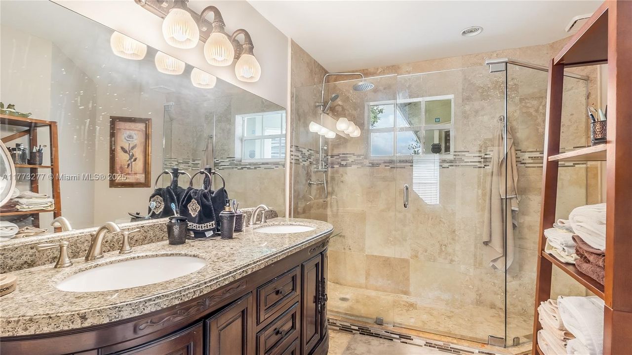 Vendido Recientemente: $589,333 (3 camas, 2 baños, 1318 Pies cuadrados)