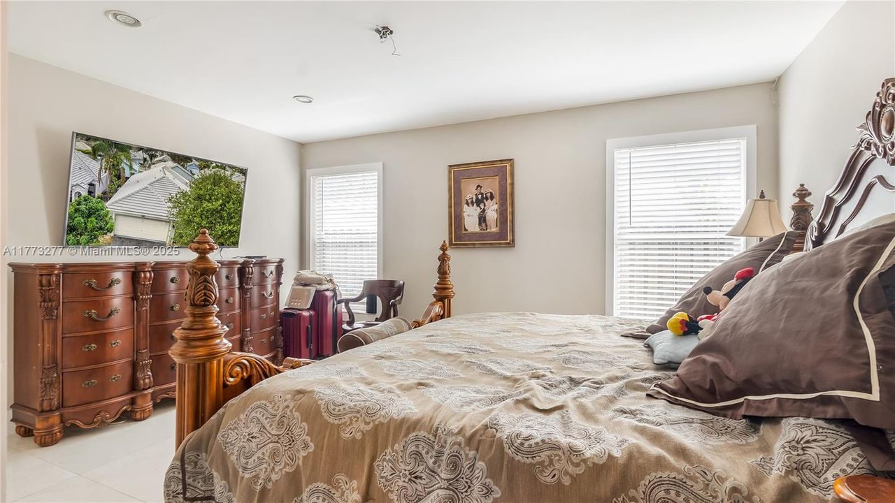 Vendido Recientemente: $589,333 (3 camas, 2 baños, 1318 Pies cuadrados)