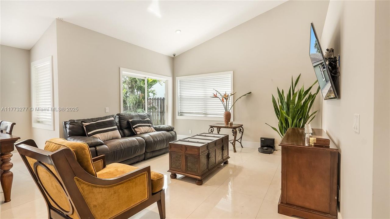 Vendido Recientemente: $589,333 (3 camas, 2 baños, 1318 Pies cuadrados)