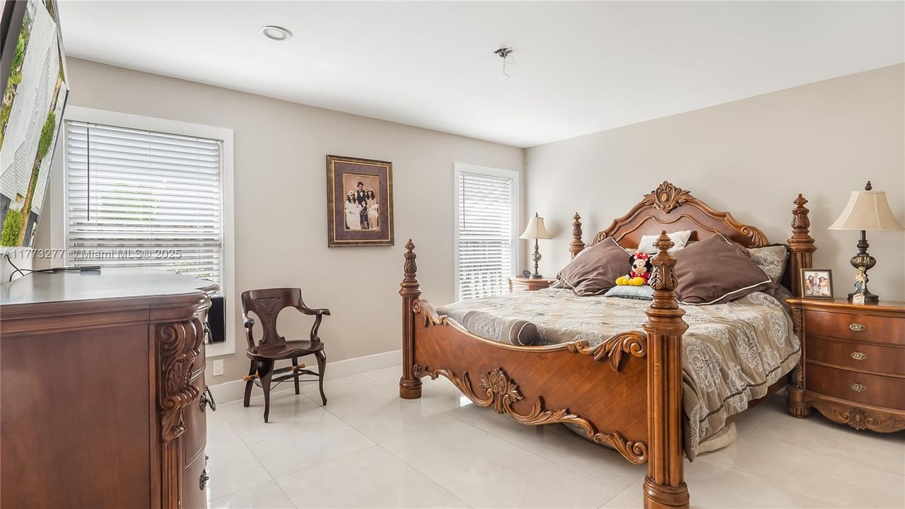 Vendido Recientemente: $589,333 (3 camas, 2 baños, 1318 Pies cuadrados)