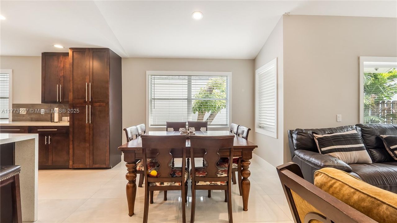 Vendido Recientemente: $589,333 (3 camas, 2 baños, 1318 Pies cuadrados)