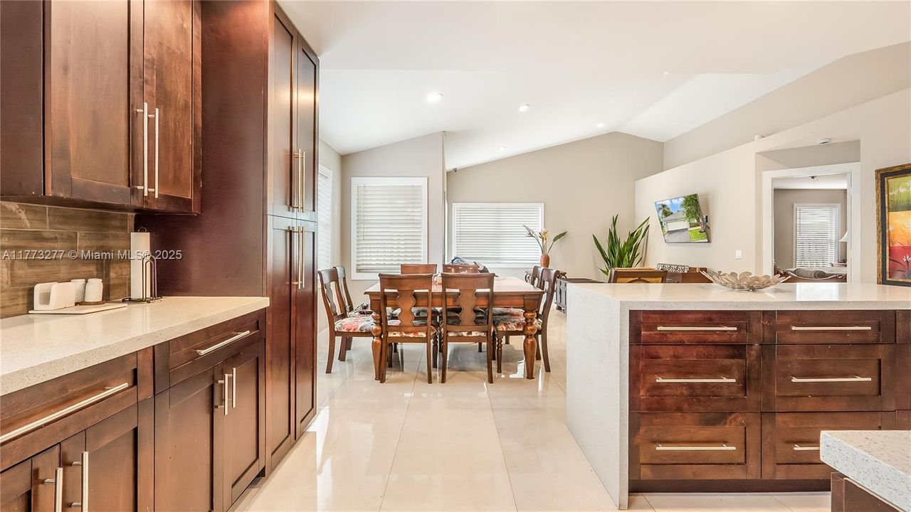 Vendido Recientemente: $589,333 (3 camas, 2 baños, 1318 Pies cuadrados)