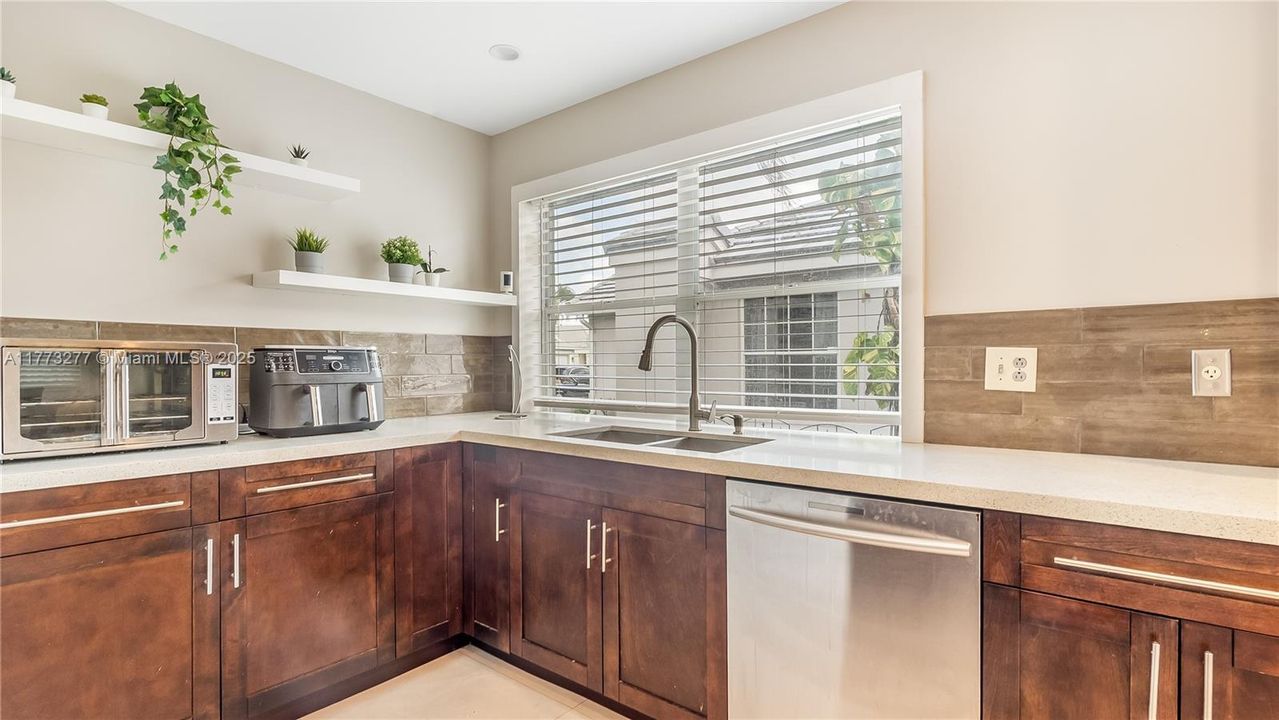 Vendido Recientemente: $589,333 (3 camas, 2 baños, 1318 Pies cuadrados)