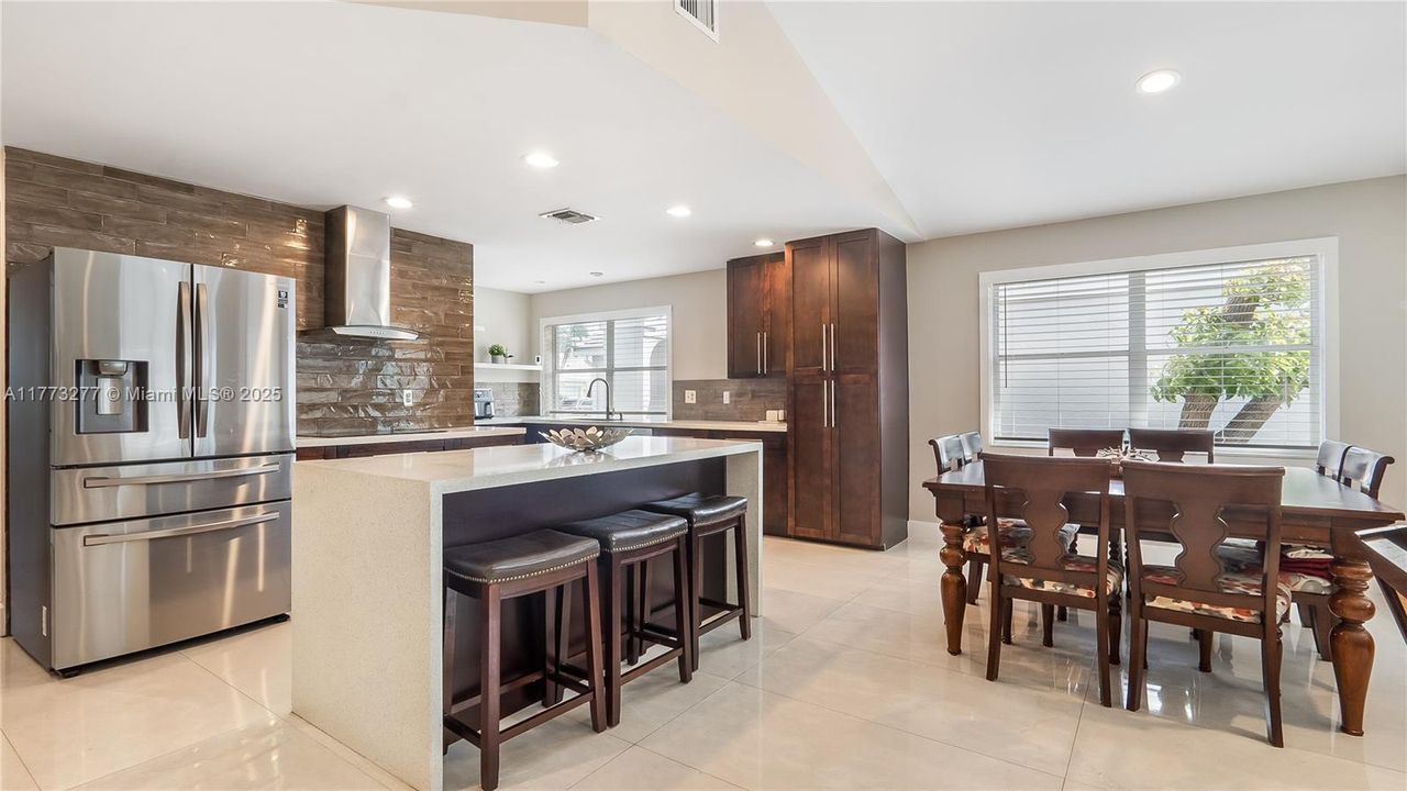 Vendido Recientemente: $589,333 (3 camas, 2 baños, 1318 Pies cuadrados)