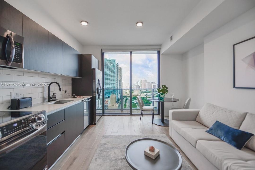 For Sale: $575,000 (1 beds, 1 baths, 442 Square Feet)