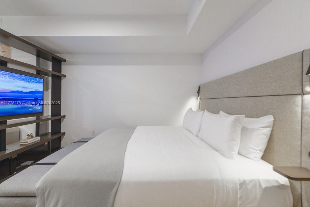 For Sale: $575,000 (1 beds, 1 baths, 442 Square Feet)