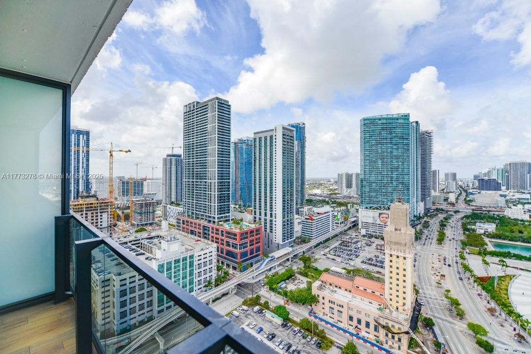 For Sale: $575,000 (1 beds, 1 baths, 442 Square Feet)