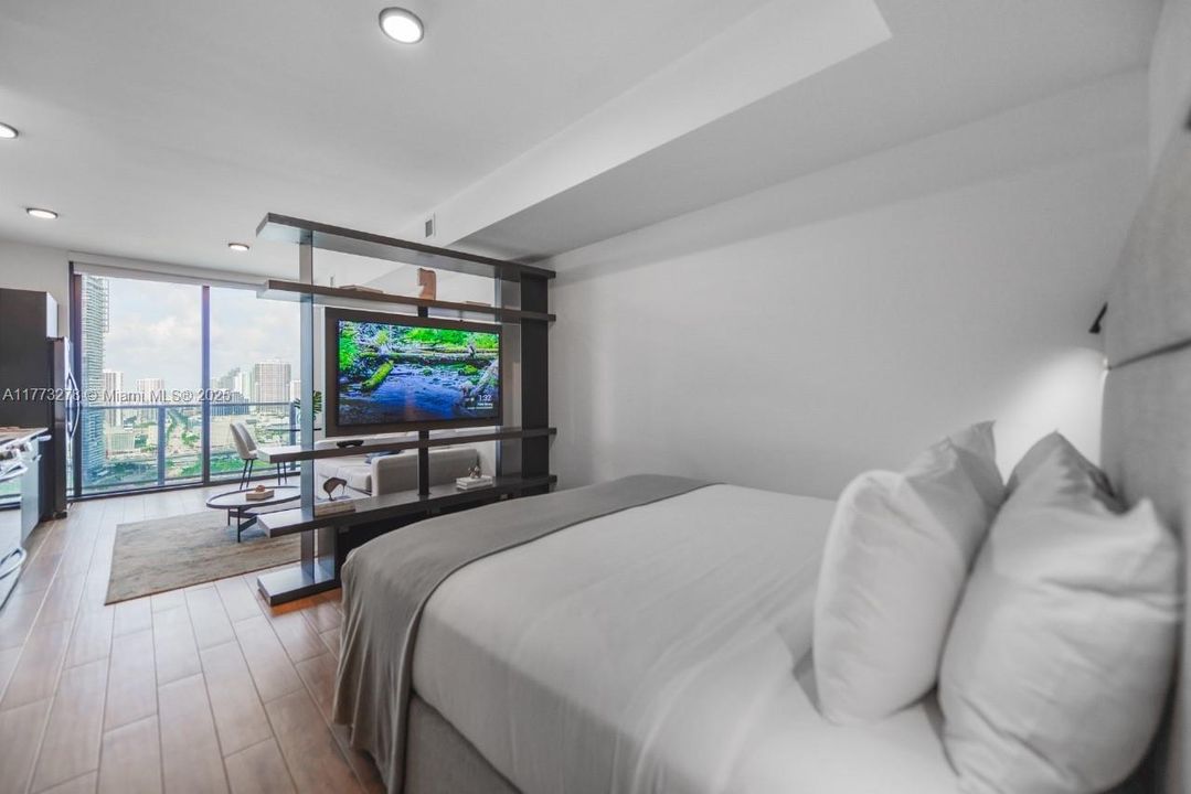 For Sale: $575,000 (1 beds, 1 baths, 442 Square Feet)