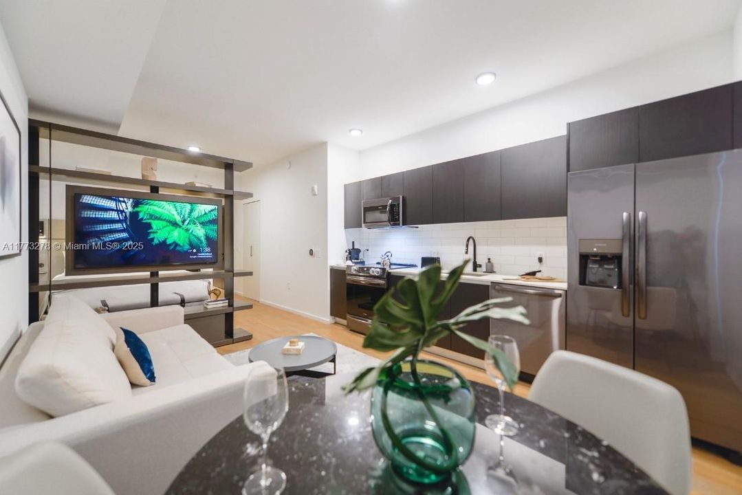 For Sale: $575,000 (1 beds, 1 baths, 442 Square Feet)