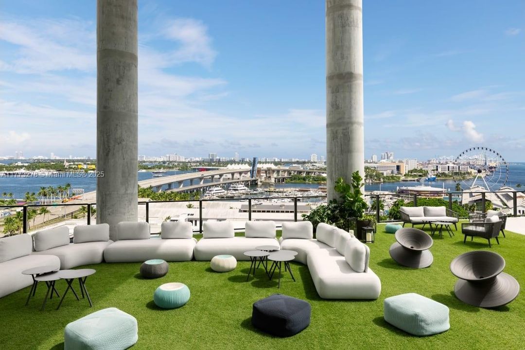 For Sale: $575,000 (1 beds, 1 baths, 442 Square Feet)