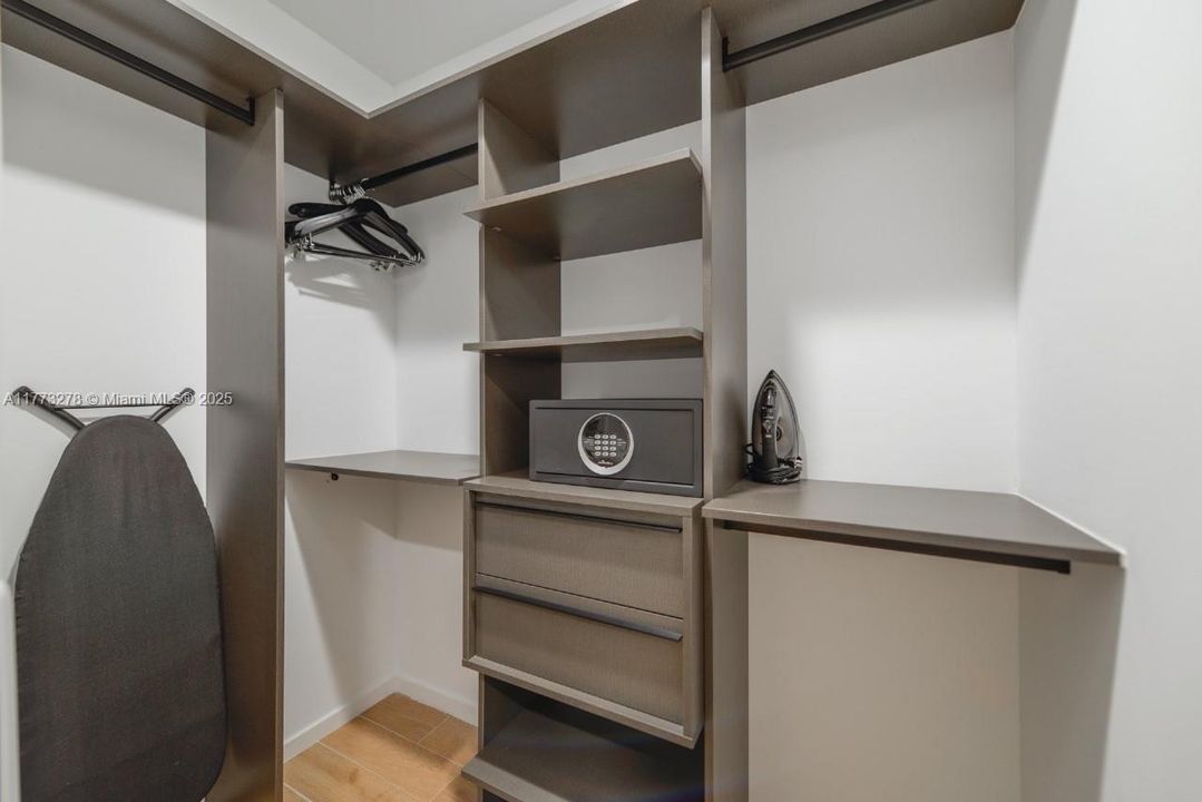 For Sale: $575,000 (1 beds, 1 baths, 442 Square Feet)