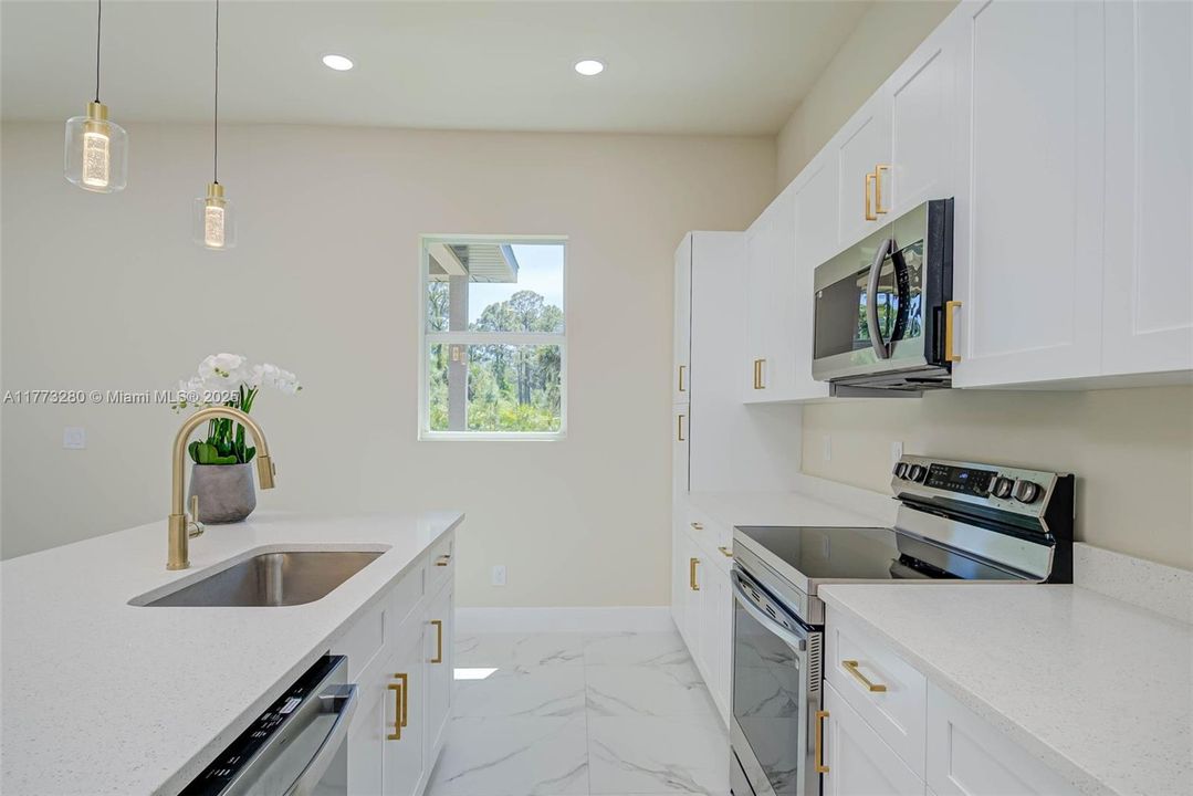 Recently Sold: $328,800 (4 beds, 2 baths, 1639 Square Feet)