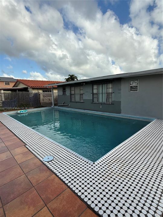 最近租的: $2,400 (2 贝兹, 1 浴室, 1832 平方英尺)