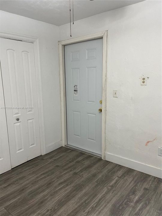 最近租的: $2,400 (2 贝兹, 1 浴室, 1832 平方英尺)