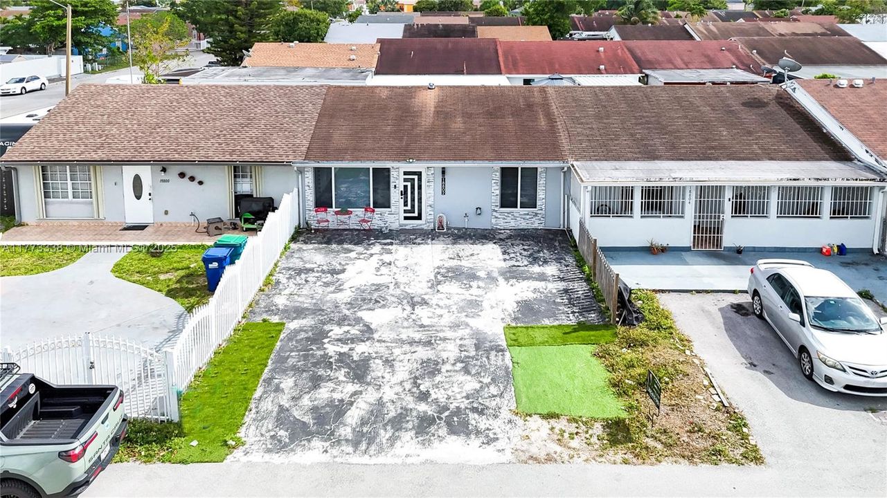 Recently Sold: $330,000 (2 beds, 1 baths, 910 Square Feet)